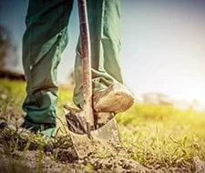 rasen begradigen grass begradigen garten gartenkorn spaten