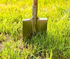rasen begradigen grass begradigen garten gartenkorn spaten